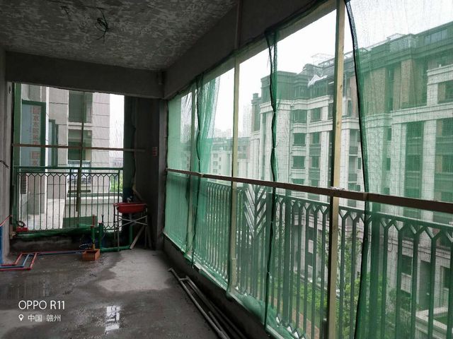 1施工前期做好安全防護工作，陽臺掛好防護網(wǎng) (2).jpg