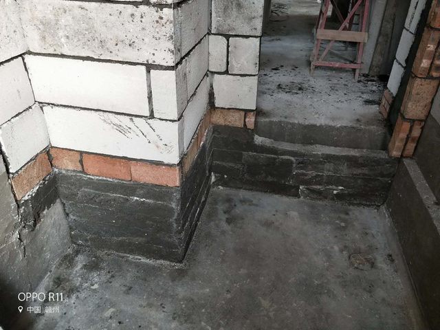 6廚房、衛(wèi)生間新砌墻體，澆筑混凝土地梁，讓墻體更受力，后期防水更有保障.jpg
