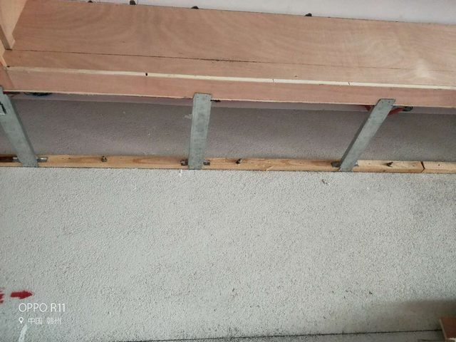 2墻面木方用膨脹螺絲加固，間距為80公分內(nèi)，增加吊頂?shù)睦喂绦?jpg
