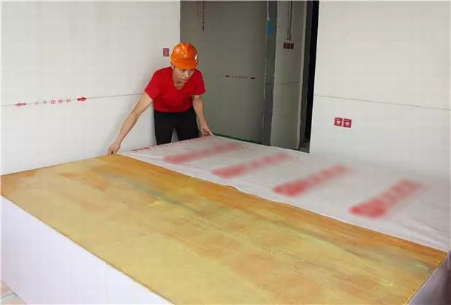 9現(xiàn)場制作柜體背板做好防潮棉，邊上伸出8公分為宜.jpg