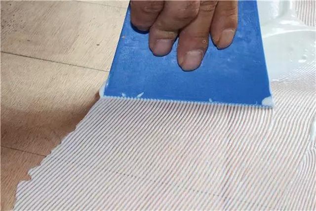 17裝飾柜貼飾面板：在壓好成型的門扇模坯正反二面用白乳膠各粘貼一層3mm飾面板， 再按照壓模坯的方法壓12天左右.jpg