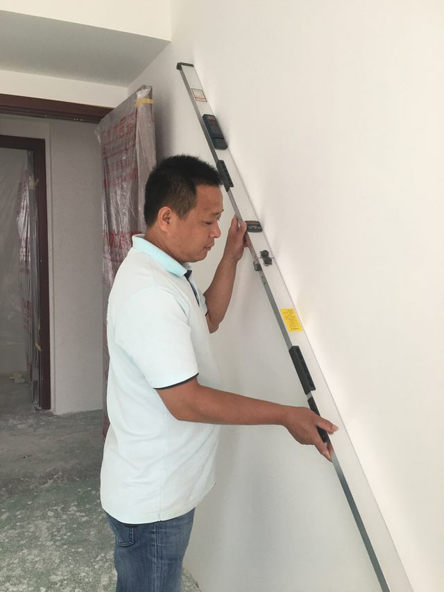 9墻面刮完灰打完磨，用靠尺檢測墻面的平整度.jpg