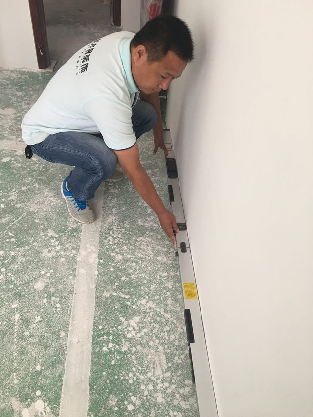 10墻面刮完灰打完磨，用靠尺檢測踢腳線位的平整度.jpg