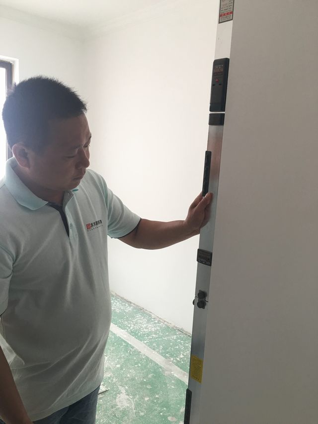 11墻面刮完灰打完磨，用靠尺檢測陽角的垂直度.jpg