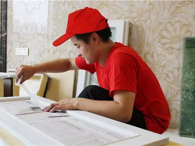 1裝好的拉手、導軌、煙斗鉸、門鎖等五金件全部缷下并統(tǒng)一做好標識包裝保管好。安裝好的玻璃雙面都必須保護好.jpg