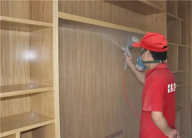 8噴槍距作業(yè)面為35-40mm左右，不能飛槍噴， 更不能貼面噴，霧化要均勻一致，不流掛.jpg
