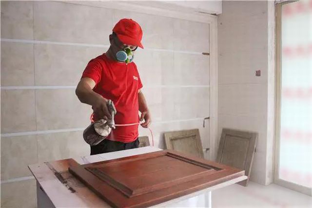 13噴槍距作業(yè)面為35-40mm左右，不能飛槍噴，更不能貼面噴，霧化要均勻一致，不流掛。第一遍干后再噴第二遍.jpg