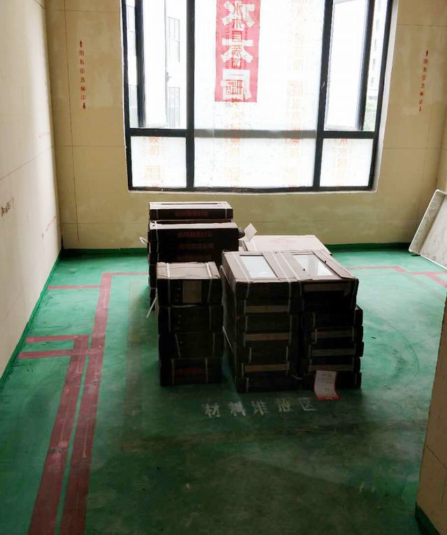 14房間做好地坪漆，設(shè)置好材料，垃圾，攪拌區(qū)域位置.jpg